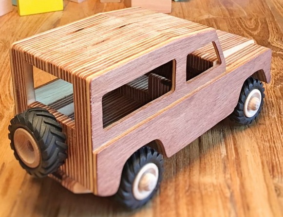 Des petits voitures en bois obtenus par simple découpe